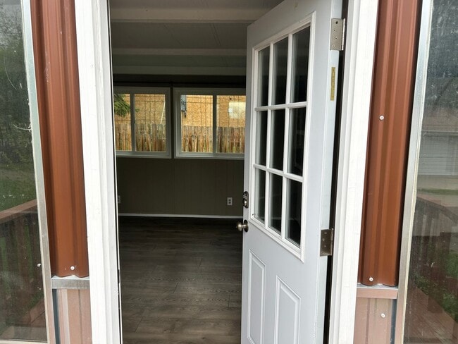 Building Photo - Updated 2 bedroom In the Heart of Cascade
