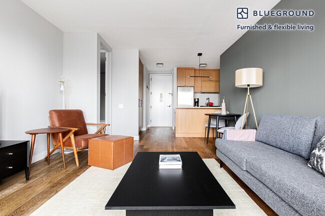 Building Photo - 560 W 43rd St