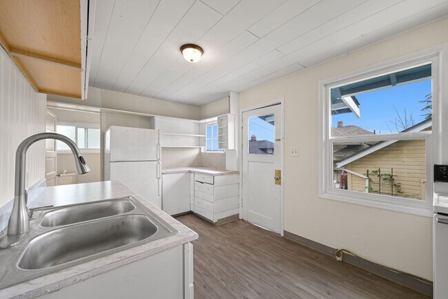 Building Photo - Recently remodeled, 3 Bedroom house close ...