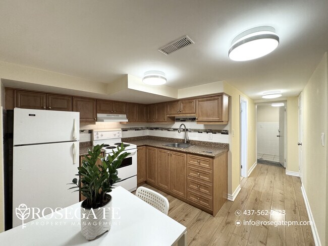 Photo du bâtiment - All-Inclusive Studio Basement Apartment with Internet – York
