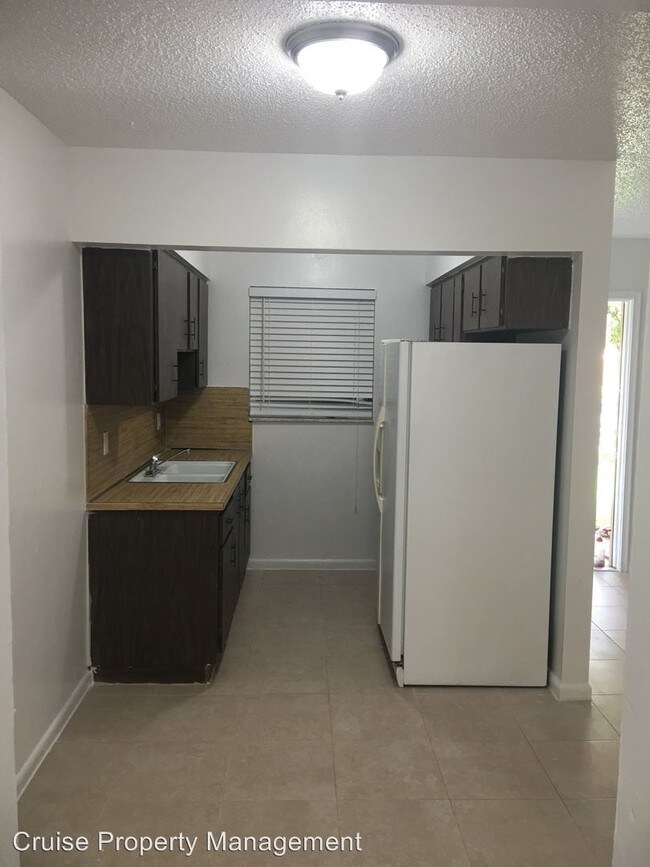 Building Photo - 4875-4883 SW 65th Ave