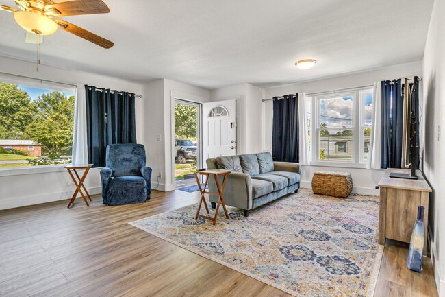 Building Photo - 330 Birdwell Cir