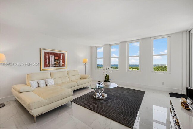 Foto del edificio - 5401 Collins Ave