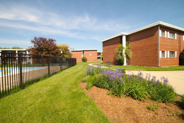 Building Photo - 150 E Lake St