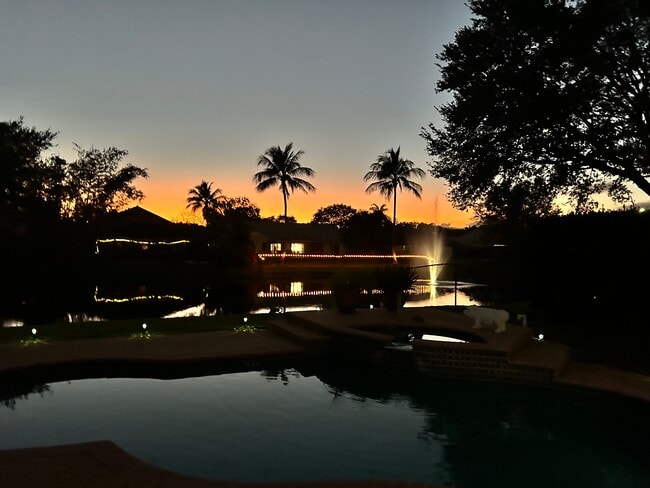 Building Photo - 9481 Oak Grove Cir