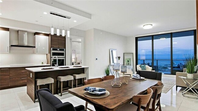 Building Photo - Stunning Furnished One St. Pete Rental