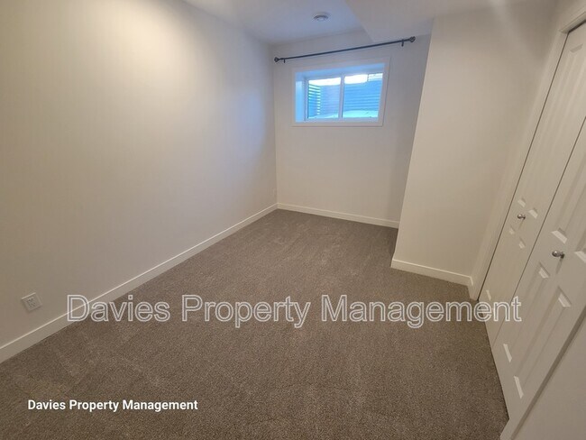 Building Photo - 2222 Muckleplum Cres SW