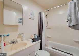 Building Photo - 869 Hollins St