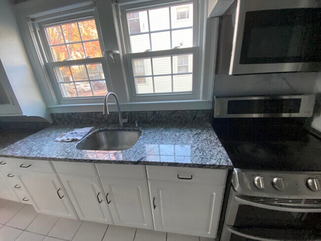 kitchen - 82 Woodlawn St