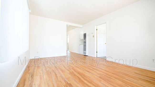 Building Photo - 904 1/2-904 Melrose St
