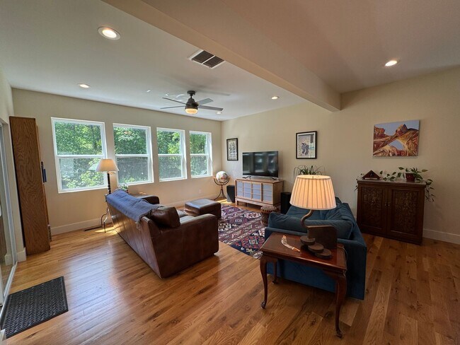 Foto del edificio - West AVL - Contemporary Beauty Minutes fro...