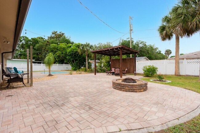 Building Photo - ?Large 3-Bedroom ?Pool Home with ?Stay-cat...