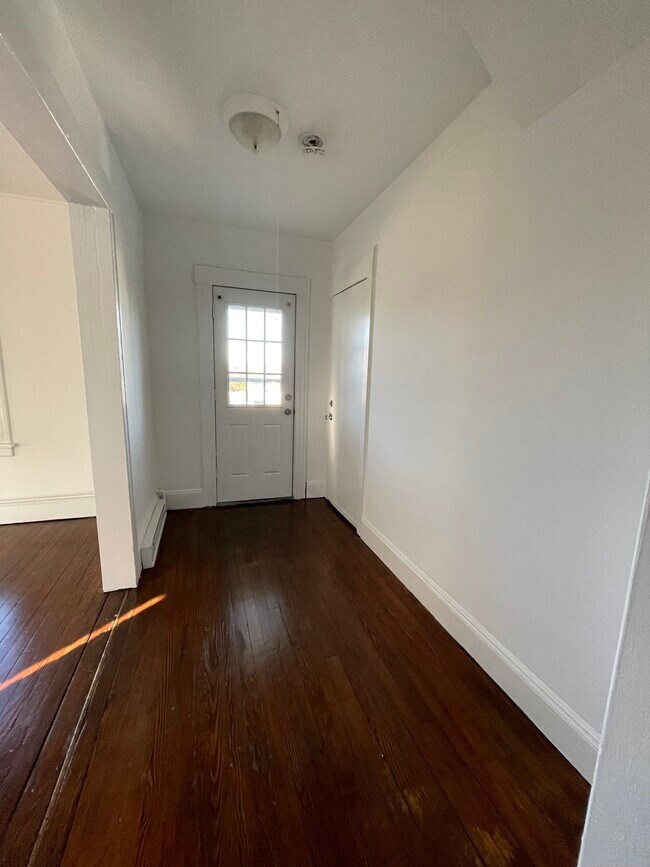 Foyer - Private Porch - 136 Peace St
