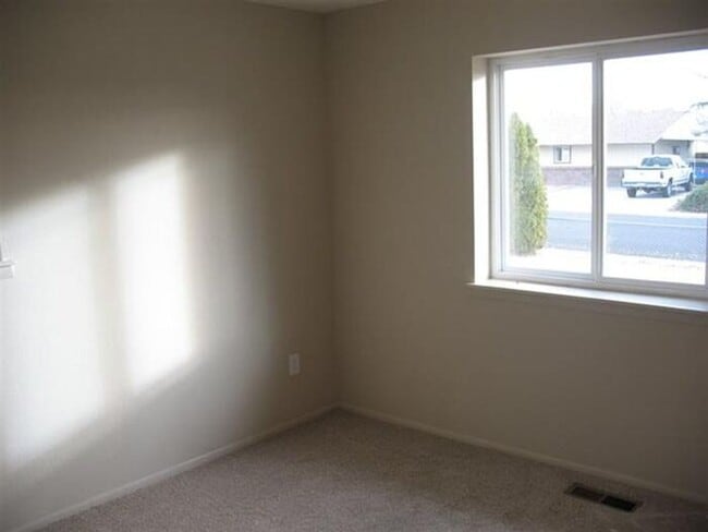 Building Photo - Stunning home in highly sought neighborhood!