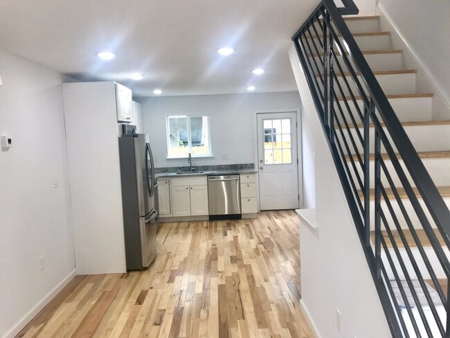 Building Photo - Large 1 Bedroom 1 bath house + Private yard