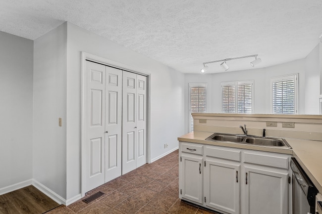 Building Photo - 6015 Bradford Hills Dr