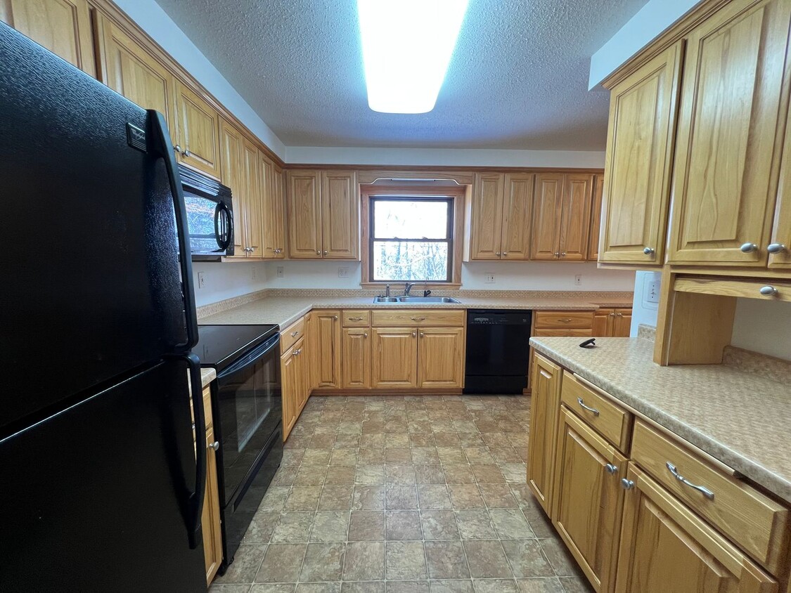 Foto principal - Spacious 4-bed, 3-bath House with a Garage!