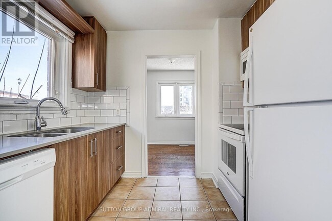 Building Photo - 7 Town House Crescent