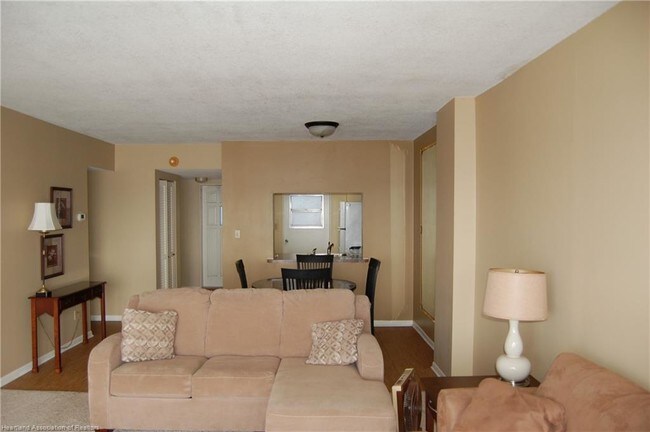 Building Photo - 2131 Lakeview Dr