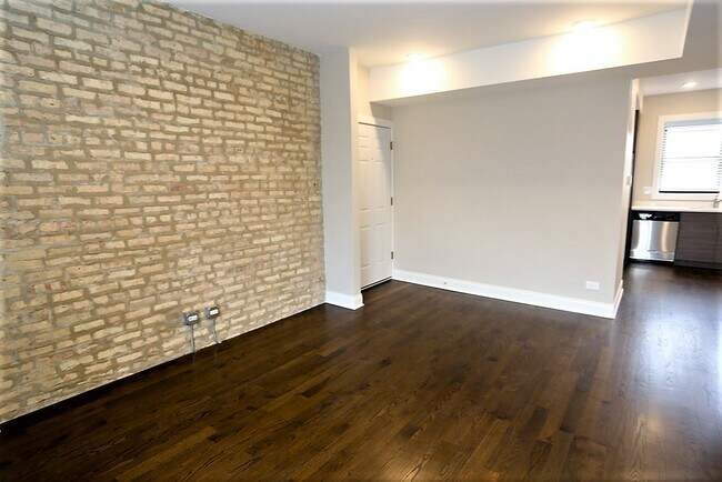 Foto del edificio - 2228 N Sawyer Ave