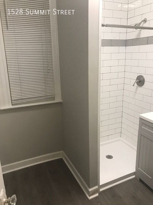 Foto del edificio - 1528 Summit St