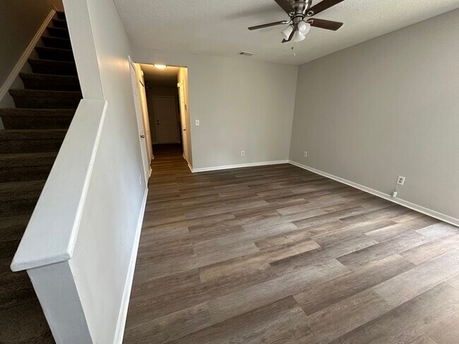 Foto del edificio - Large Upgraded Two Bedroom Townhome