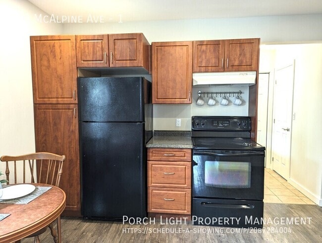 Photo du bâtiment - Main Floor With Parking, Laundry, Yard and Plenty of Storage