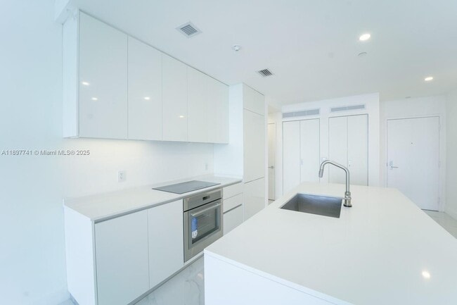 Foto del edificio - 700 NE 24th St