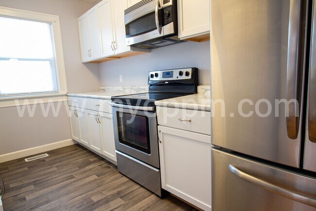 Building Photo - Cozy 3 Bedroom house close to Aksarben