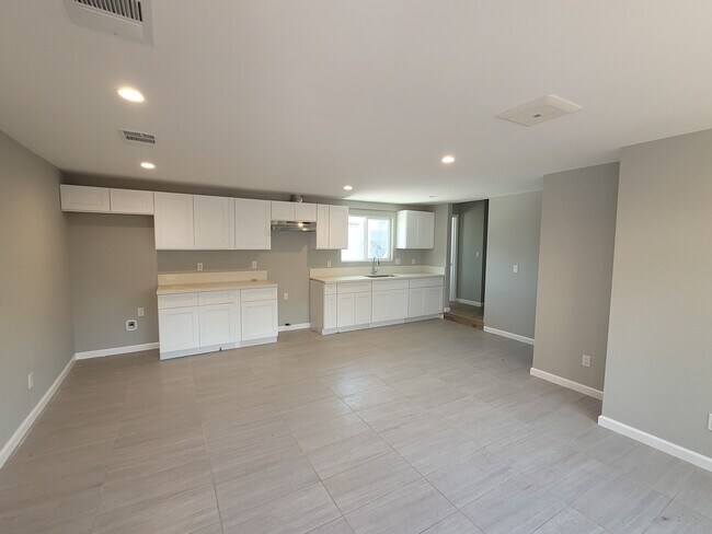 Foto del edificio - 24700 Broad Ave