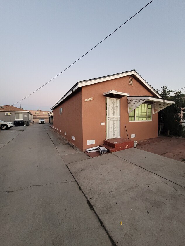 Primary Photo - 10918 Acacia Ave