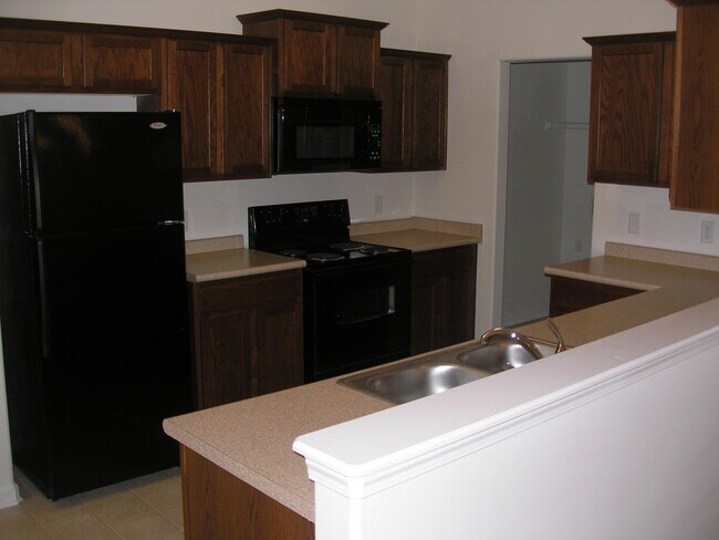 Building Photo - 112 Five Oaks Ct