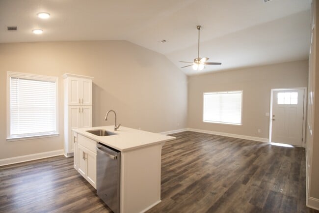 Building Photo - 106 Woodsedge Dr