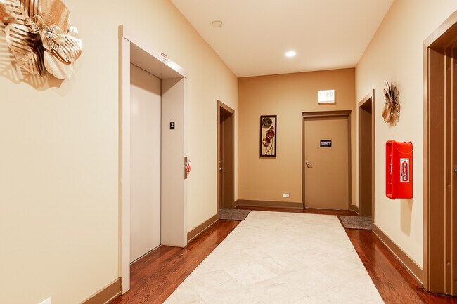 Foto del edificio - 5766 N Lincoln Ave
