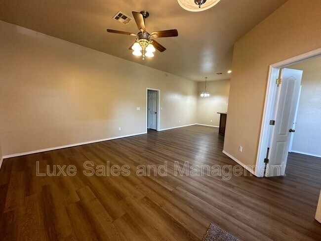 Foto del edificio - 706 Rockridge Cir