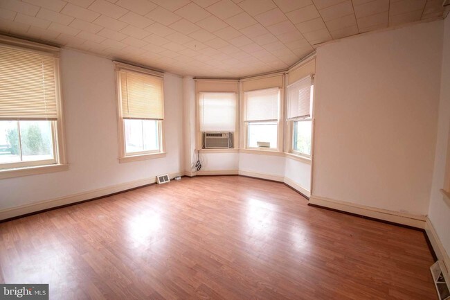 Building Photo - 321 N Mulberry St