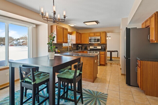 Building Photo - 4 Bed / 2.5 Bath Single-Family Home for Rent in Mundelein | Available ASAP