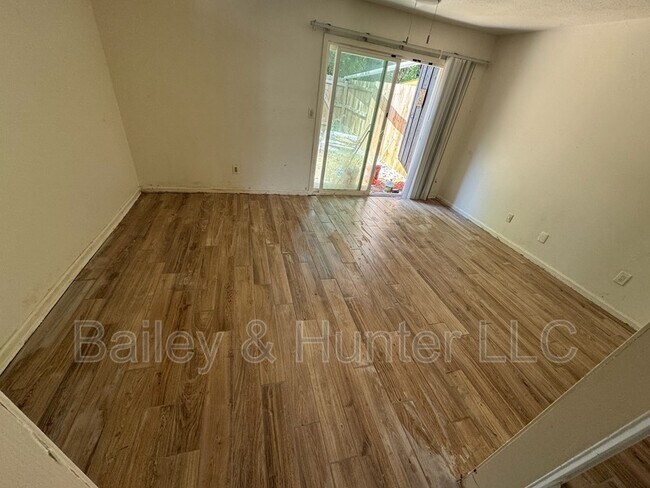 Foto del edificio - 6012 Regent Manor