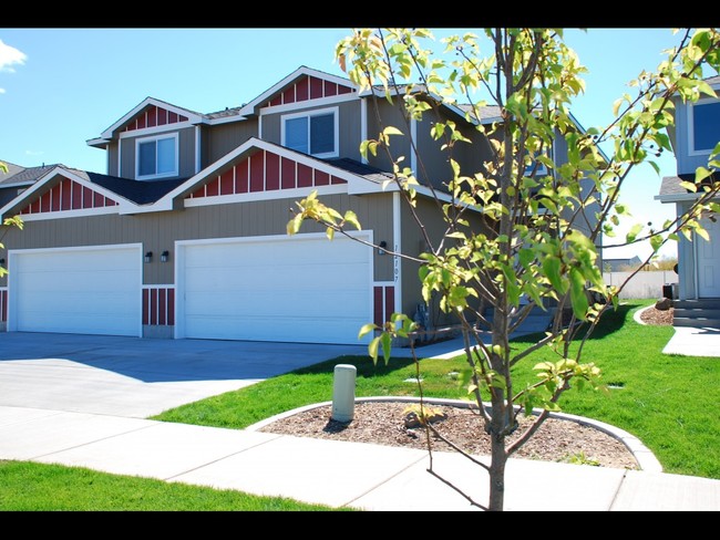 Building Photo - Airway Townhomes