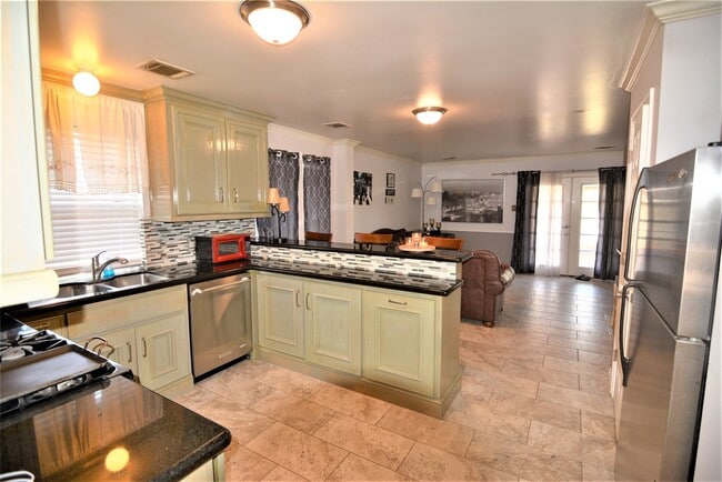 Building Photo - 7423 River Pines Dr