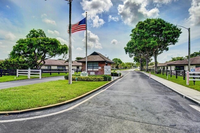 Foto del edificio - 4866 Dovewood Cir
