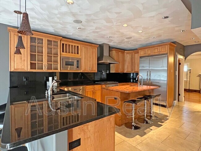 Foto del edificio - 8036 Watkins Dr