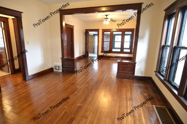 Building Photo - 407 S Raynor Ave