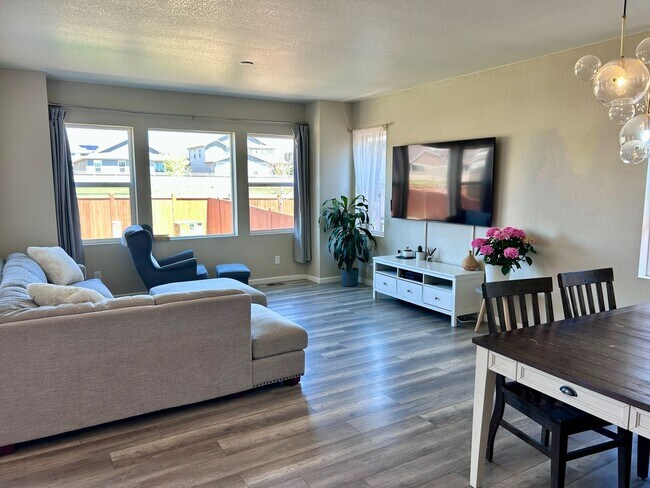 Building Photo - 551 W 175th Pl