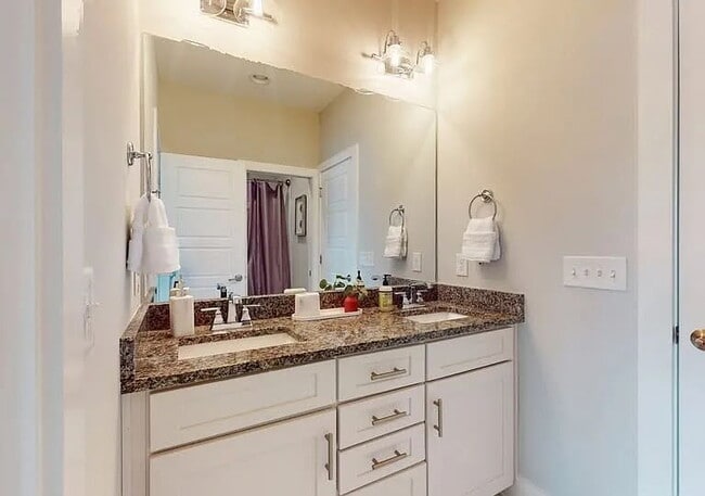 Building Photo - Fully Furnished House on the River! 10 minutes to Downtown