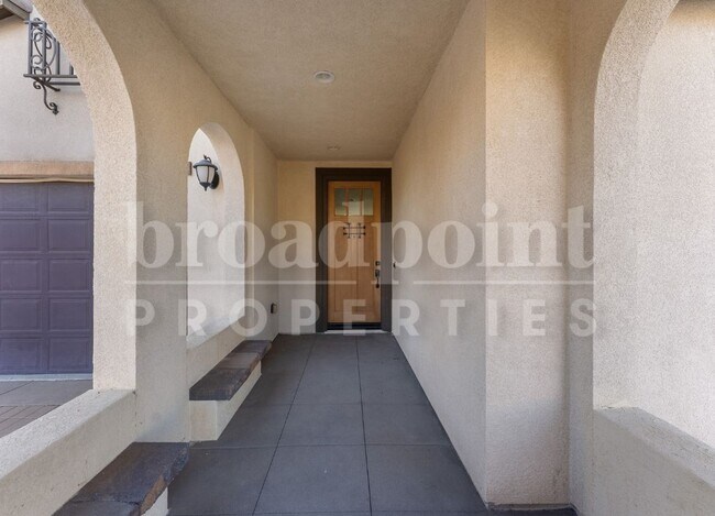 Foto del edificio - 1672 N Las Flores Dr