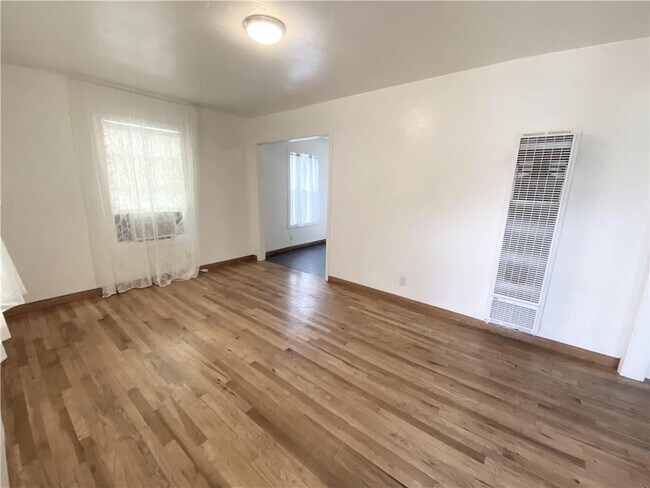 Building Photo - 1303 Walnut Ave