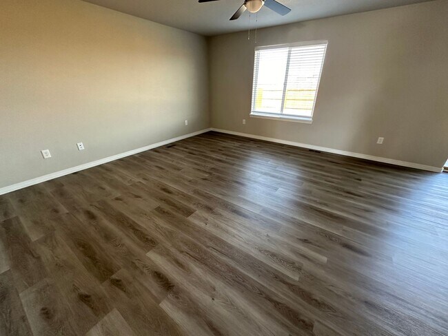 Foto del edificio - BEAUTIFUL 5 BEDROOM, 4 BATH HOME IN LORSON...