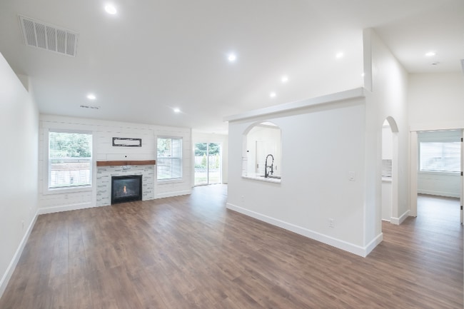 Building Photo - 918 NE Oakmont Loop