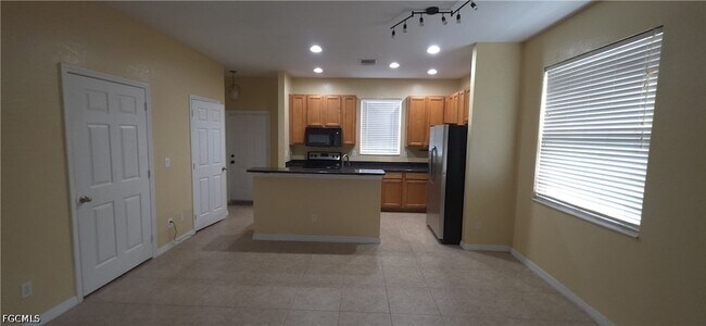 Building Photo - 391 Shadow Lakes Dr